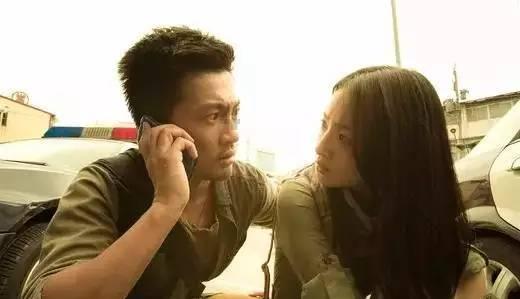 滚滚车流中交警耐着严寒脱下棉衣为车祸受伤群众保暖